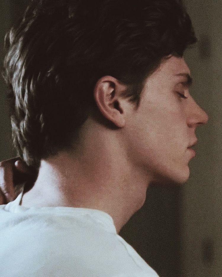 Burrowsswife's tweet image. His side profile his ✨top tier✨ #tateLangdon #kitwalker #EvanPeters #Ahs