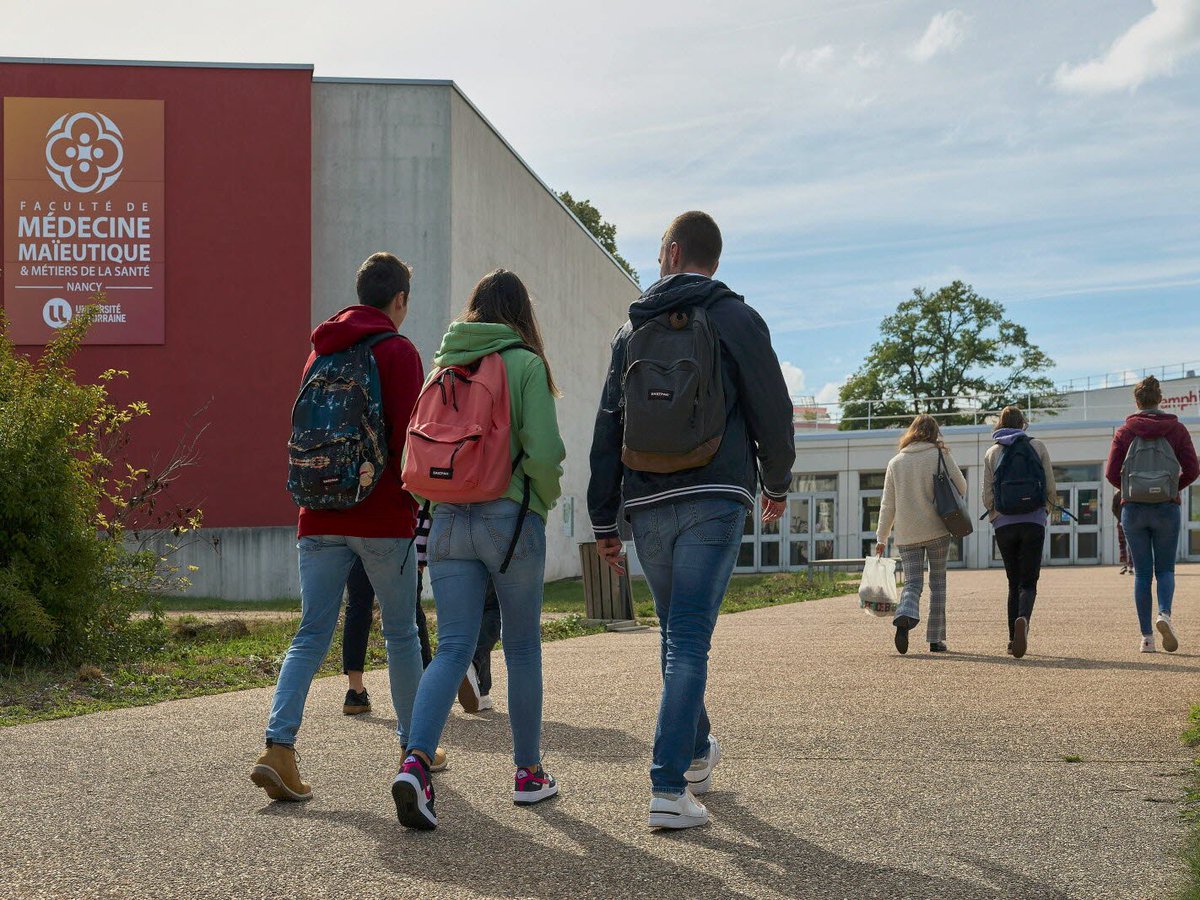 lestrepublicain's tweet photo. "Vigiles" dans les amphis, téléphones interdits... À la faculté de médecine de #Nancy, de nouvelles règles créent la polémique 

▶️ https://t.co/TZ2qubKaO6 https://t.co/TewM4Dcmcw