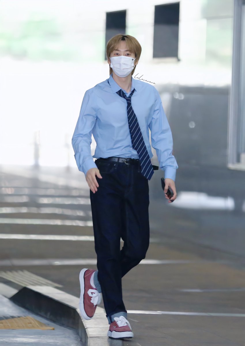 EunhyukFacts's tweet photo. He looks so fine in a suit and tie 👔💙💎😭

©️ _lalananana https://t.co/SmneNgTwsM