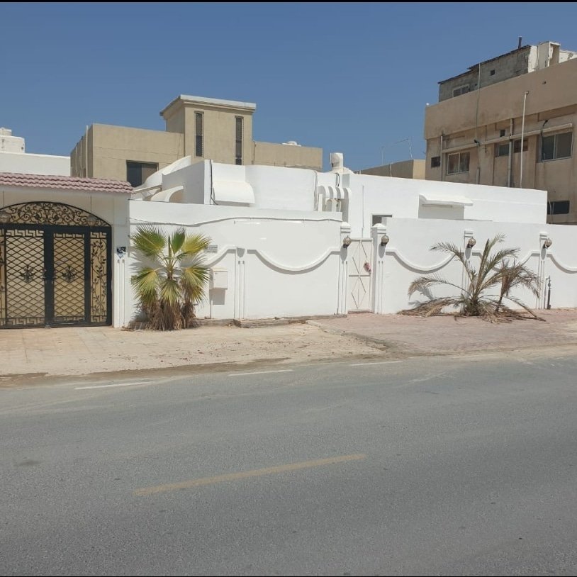 #للبيع بيت في منطقة #الرفاعة قرب البحر #الشارقة
 يتكون من : 
غرفتين نوم ماستر ومجلس وصالة 
البيت على شارع اسفلت
بالقرب من #الكورنيش ( 300 متر )
مساحة الارض 2800 قدم
تم عمل صيانة
يمكن التاجير من 50 الف الى 60 الف درهم سنويا
السعر 850 الف درهم
للتواصل والاستفسار 0555670011
#الفشت