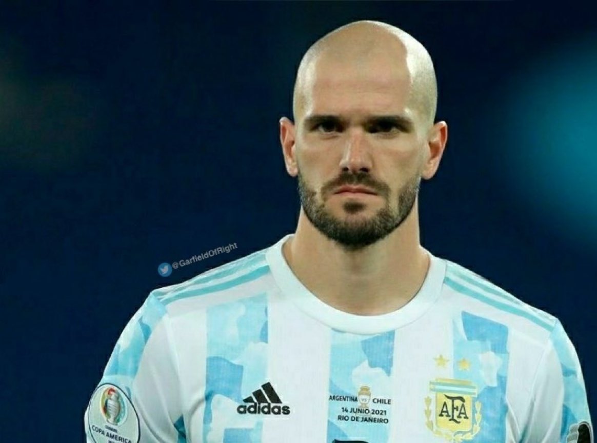 Naz_Blaugrana's tweet photo. Messi: I miss Mascherano.

De Paul in the next game: https://t.co/9KqUXIkKix