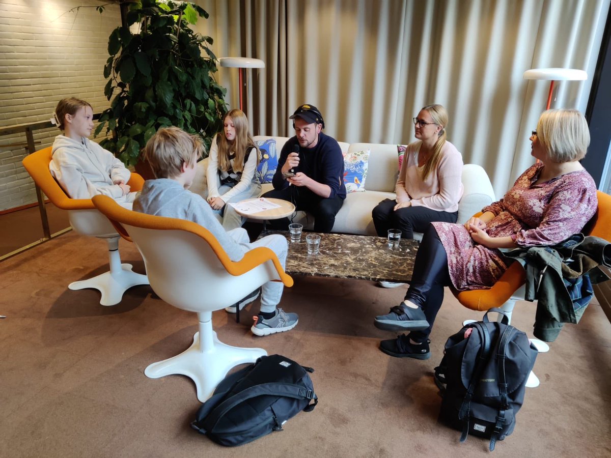 Hanaholmen's tweet photo. Yle ⁦@svenska_yle⁩ intervjuar elever från Päivänkehrän koulu i Esbo med anledning av europeiska språkdagen ⁦@Hanaholmen⁩. Evenemanget ordnas av ⁦@Svenskanu⁩ ⁦@EU_Commission⁩ ⁦@nordic_culture⁩ ⁦@ViroInstituutti⁩ ⁦@GI_Finnland⁩ mfl. https://t.co/wHHaUjOhql