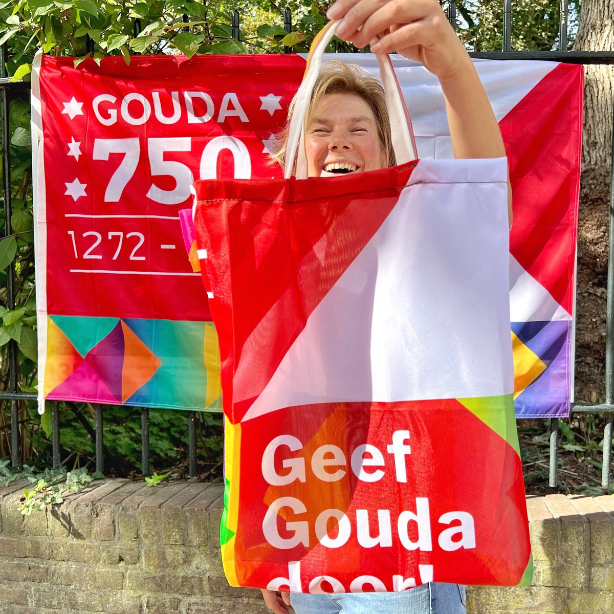 de_verwondering's tweet photo. Gooi ‘m niet weg, want we gaan van vlag naar tas! Er zullen o.a. tassen, étuis, kleding, feestvlaggenlijnen en kussens van de feestvlaggen worden gemaakt. Medio oktober hoor je meer! @TMSGouda @GoudaBruist #GeefGoudaDoor #Gouda #Gouda750 https://t.co/XtJjFtmmEz