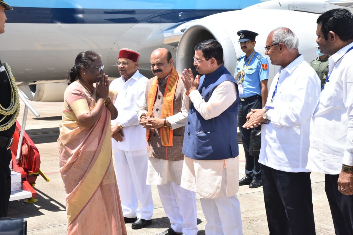 arunkbh's tweet photo. #PrezInHubballi
@rashtrapatibhvn #DroupadiMurmu lands in Hubballi, Governor Thawar Chand Gehlot, CM @BSBommai, union minister @JoshiPralhad & other ministers welcome the President
@NewIndianXpress @XpressBengaluru @santwana99 @ramupatil_TNIE @Amitsen_TNIE @pramodvaidya06 https://t.co/ndhZmG5eFY