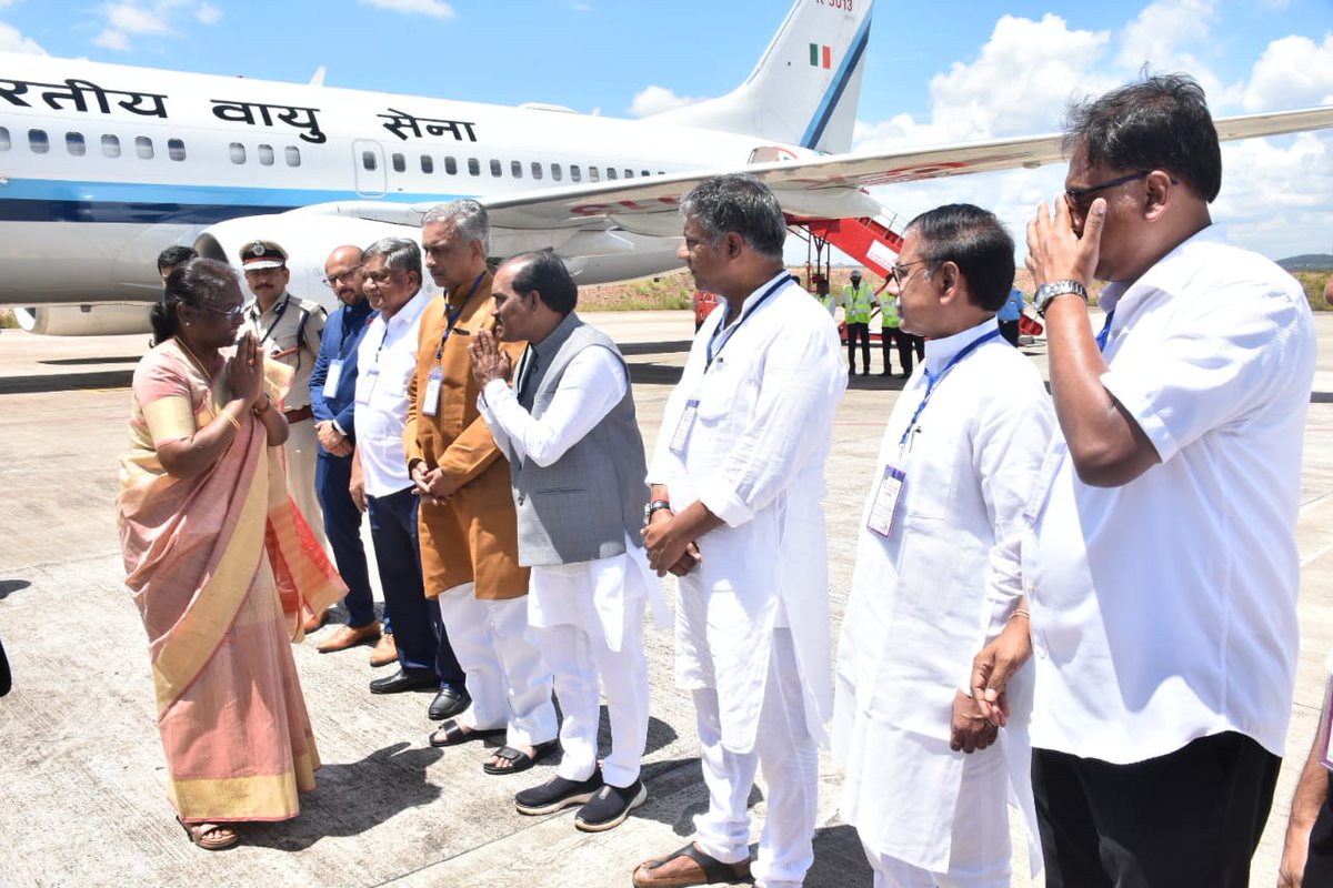 arunkbh's tweet photo. #PrezInHubballi
@rashtrapatibhvn #DroupadiMurmu lands in Hubballi, Governor Thawar Chand Gehlot, CM @BSBommai, union minister @JoshiPralhad & other ministers welcome the President
@NewIndianXpress @XpressBengaluru @santwana99 @ramupatil_TNIE @Amitsen_TNIE @pramodvaidya06 https://t.co/ndhZmG5eFY