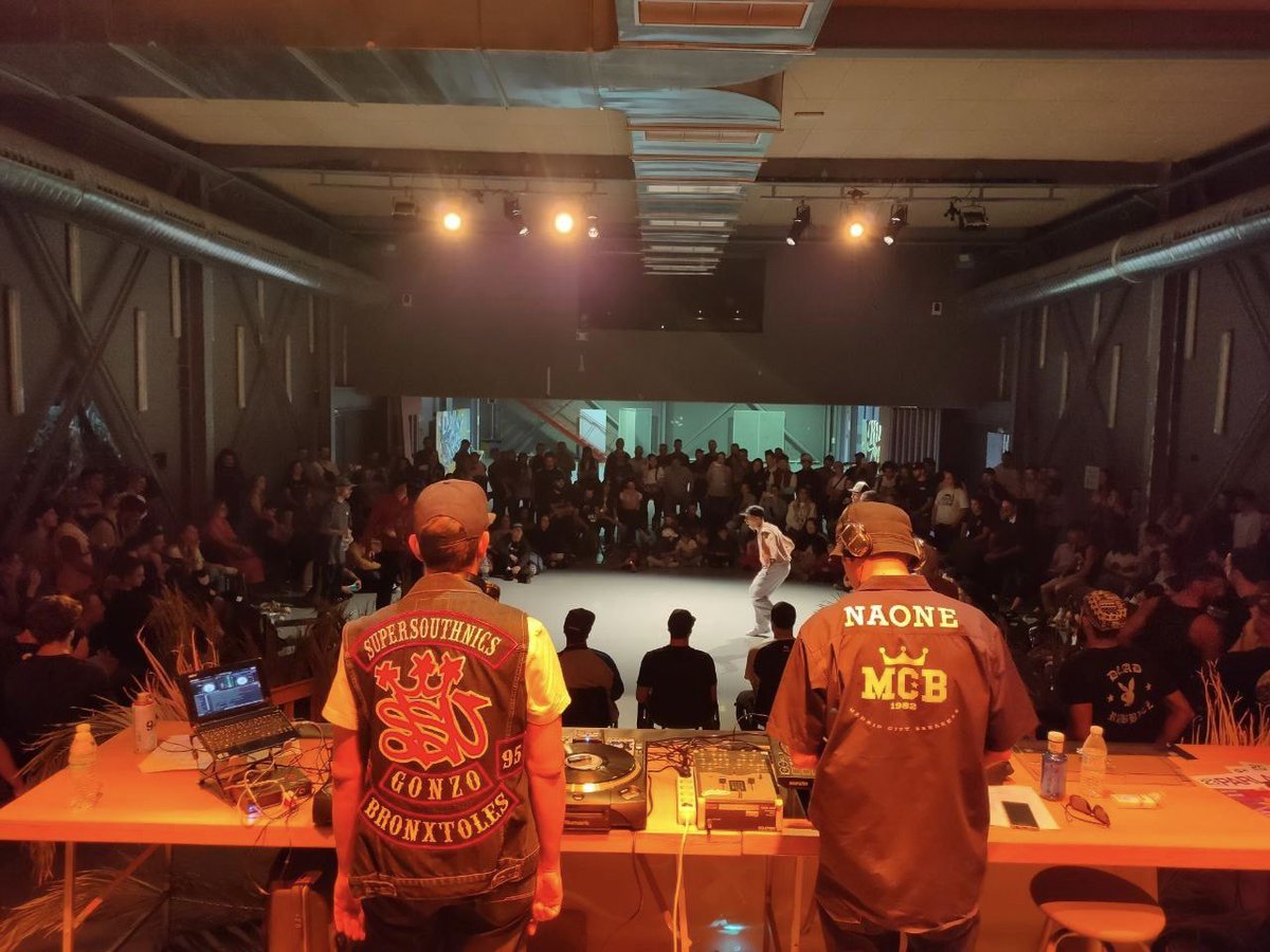 Juventud_Parla's tweet photo. ¡Exitazo de la celebración del Open 2VS2 y el 𝗜 𝗖𝗮𝗺𝗽𝗲𝗼𝗻𝗮𝘁𝗼 𝗱𝗲 𝗕𝗿𝗲𝗮𝗸𝗶𝗻𝗴 𝗲𝗻 𝗣𝗮𝗿𝗹𝗮🤸🏾 organizado por La Unidad Breaking Club 🔝 en #LaCasa !

#BreakingParla #hiphop #dance #graffiti #rap #freestyle #bboy #bgirl #breakdance #edfbreaking #febd #Parla https://t.co/Cfa4NrCqI4