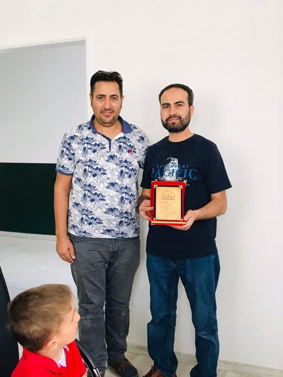 Goltepesiyeniy1's tweet photo. Okulumuzda 10 yıla aşkın bir süre sayısız hizmetler yaparak, görev yeri değişikliğiyle başka okullara tayini çıkan öğretmen arkadaşlarımızı yeni görev yerlerinde ziyaret ederek ,başarı dileklerimizi ilettik @bingolmem @yusuf_tokus @halukcakan12 @ferhatelhakan @ZlkfArslangira1 https://t.co/ubcpsg2XLA