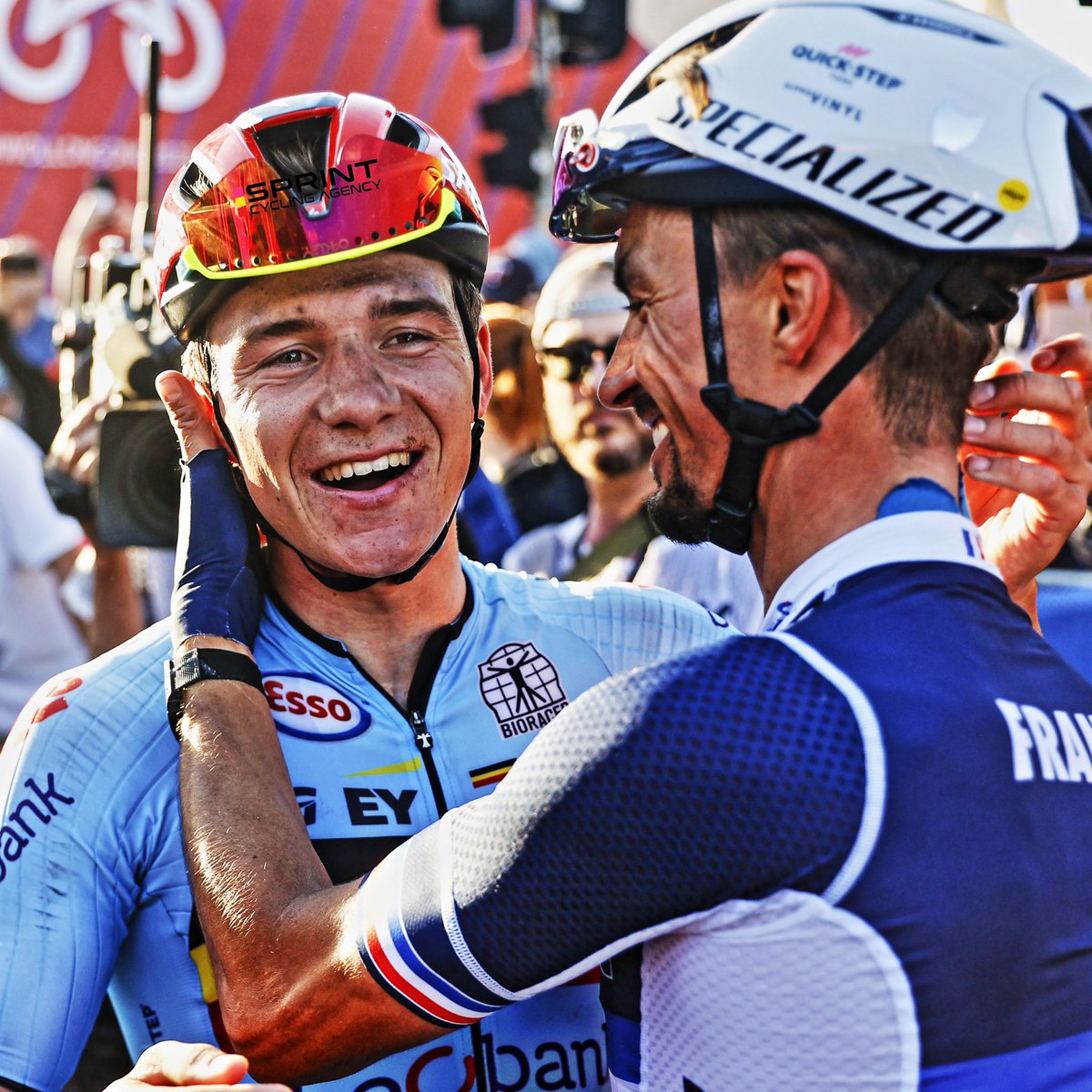 Miroir2Cyclisme's tweet photo. Un champion du monde 🇫🇷 sortant félicitant le nouveau champion du monde 🇧🇪. 41 ans entre ces 2 photos. La même joie !

📸 MC / @PhotoGomezSport  
#Prague1981 #Wollongong2022 #FreddyMaertens #hinault #remcoevenepoel #Evenepoel  #alaphilipe #cycling https://t.co/KPh2jepMbw