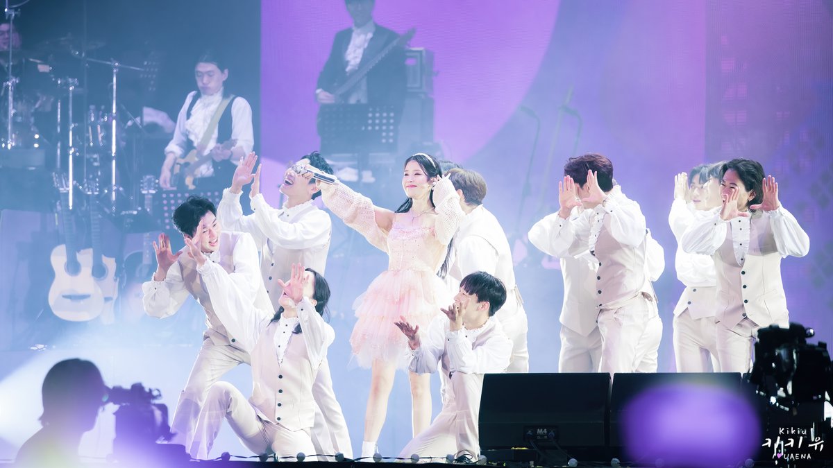 UAENA_KiKiU's tweet photo. 220918 아이유 콘서트 더 골든 아 워 - 4
#아이유 #콘서트 #IU #Concert 
#The_Golden_Hour #오렌지_태양_아래 https://t.co/9Cx5O59rKC