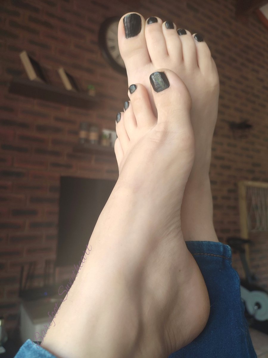 BareftSweethart's tweet photo. As promised, a new colour on these beautiful paws!🐾💋
🖤 Feeling sexy in black 🖤
For more content subscribe to my ONLYFANS or DM me for special requests 😜👣 https://t.co/A4488rnVMN