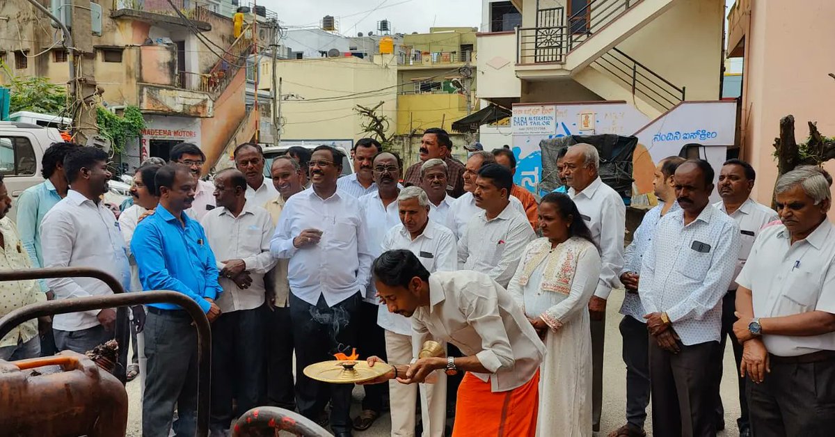 Rmanjunath_mla's tweet photo. #ರಸ್ತೆ_ಡಾಂಬರೀಕರಣ
ದಾಸರಹಳ್ಳಿ ವಾರ್ಡ್ ಎಸ್. ರಮೇಶ್ ರಸ್ತೆ ಡಾಂಬರೀಕರಣ ಕಾಮಗಾರಿಗೆ ಚಾಲನೆ ನೀಡಲಾಯಿತು.
#Roadprogress #dasarahalli https://t.co/htGXZV38M8