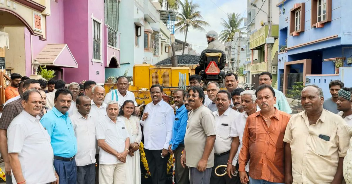 Rmanjunath_mla's tweet photo. #ರಸ್ತೆ_ಡಾಂಬರೀಕರಣ
ದಾಸರಹಳ್ಳಿ ವಾರ್ಡ್ ಎಸ್. ರಮೇಶ್ ರಸ್ತೆ ಡಾಂಬರೀಕರಣ ಕಾಮಗಾರಿಗೆ ಚಾಲನೆ ನೀಡಲಾಯಿತು.
#Roadprogress #dasarahalli https://t.co/htGXZV38M8