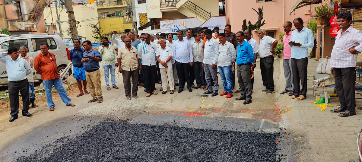 Rmanjunath_mla's tweet photo. #ರಸ್ತೆ_ಡಾಂಬರೀಕರಣ
ದಾಸರಹಳ್ಳಿ ವಾರ್ಡ್ ಎಸ್. ರಮೇಶ್ ರಸ್ತೆ ಡಾಂಬರೀಕರಣ ಕಾಮಗಾರಿಗೆ ಚಾಲನೆ ನೀಡಲಾಯಿತು.
#Roadprogress #dasarahalli https://t.co/htGXZV38M8