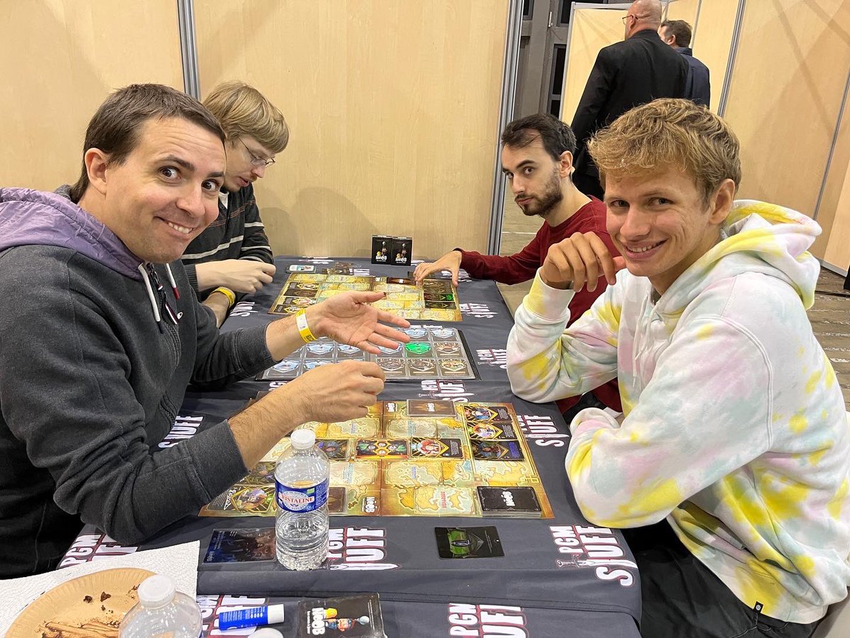 gaeaguildenoob's tweet photo. Le @2DaysGeek c’est fini et c’était trop bien ! Un grand merci aux orga et aux bénévoles pour l’accueil 4* ! GG pour cette 1ère édition dont @jbxrda était parrain ! On a pu vous faire tester le jeu de cartes Noob avec les @operatingdwarves. Plein de belles rencontres ! https://t.co/xiM63sda6q