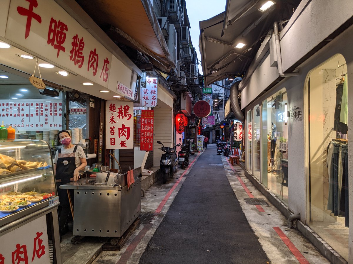 ★看影片：https://t.co/vQMxveBE7K 準備迎戰晚餐人潮的西門町餐廳店家。Taipei Ximending