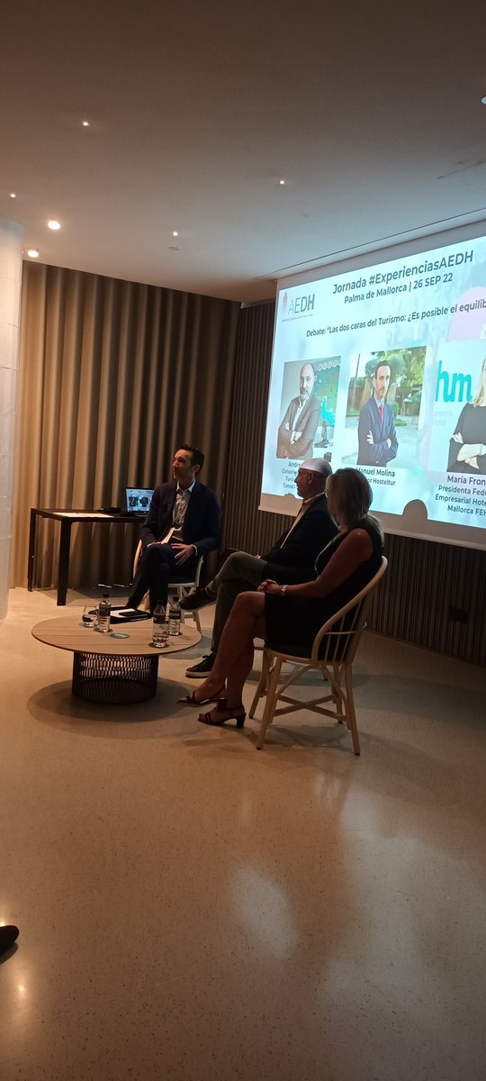 Comenzando la primera mesa, dirigida por <a href="/ManoloMolinaEsp/">Manolo Molina</a> de <a href="/hosteltur/">hosteltur</a> de "Las dos caras del Turismo en Mallorca: ¿es posible el equilibrio?"  Con el conseller <a href="/SerraAndreu/">Andreu Serra</a> y #MariaFrontera presidenta de la <a href="/fehmallorca/">FEHM</a> ¡Esto promete!😉  #ExperienciasAEDH  #Mallorca