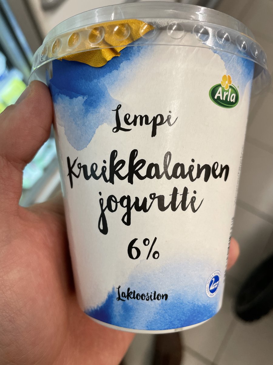 Tuotenimi ”kreikkalainen” on todettu harhaanjohtavaksi, koska kuluttaja voi luulla tuotteen olevan valmistettu Kreikassa. Eiku ei! Tämä koskee vain Mön kasvipohjaista juustoa, mutta jogurttien ja salaatinkastikkeiden kohdalla ”kreikkalainen” on täysin fine.