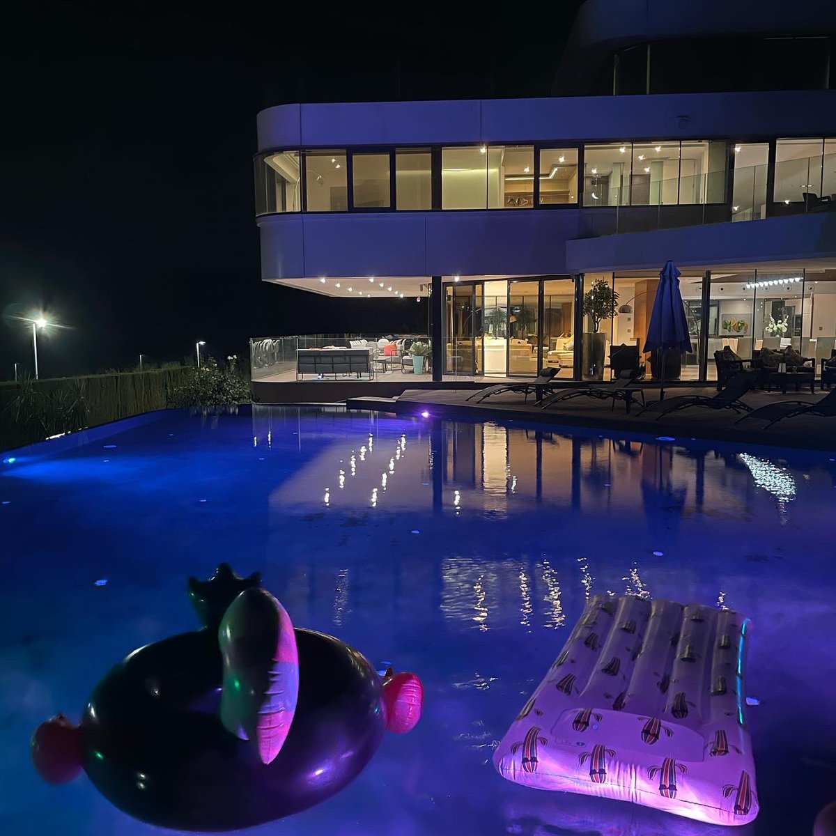 silverfieldvila's tweet photo. Welcome to Silverfield Villa - a six floor, 7 bedroom mega-villa that sleeps 18 for private rental. Located 20 minutes from Granada in Spain.
#silverfieldvilla #milliondollarhome #granada #granadavilla #vrbo #homeinsider #travel #viral #uniladadventure #bbc #stayhere https://t.co/sryelHHxZN