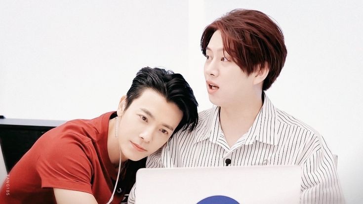 celestial_hae's tweet photo. donghae when he’s with suju: *must lean on shoulder🥺* https://t.co/vsCZwqdJS9
