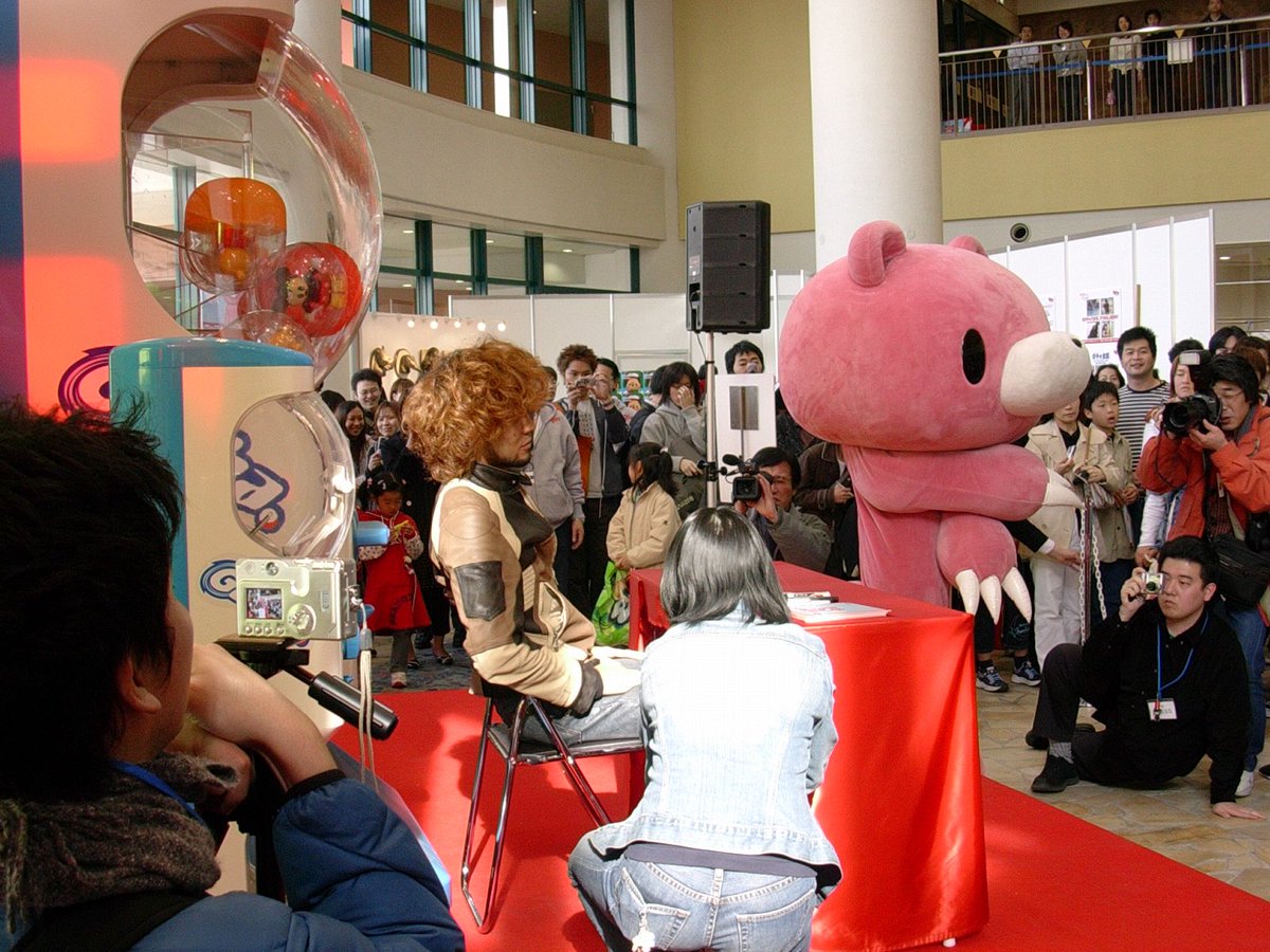 morichack's tweet photo. 今回私物オークションで出してたドルガバの当時4◯万の革ジャン、2004年のユージンエキスポでの着用画像発見。3枚目左の男性は当時(株)ユージンの担当さんだった現(株)奇譚クラブ 古屋社長👨🏻
現在自宅リビングに飾ってる初代キグル~ミ~がまだきれい…
#HTZ21 #HTZ22 #gloomybear https://t.co/wJLRp2EgUJ