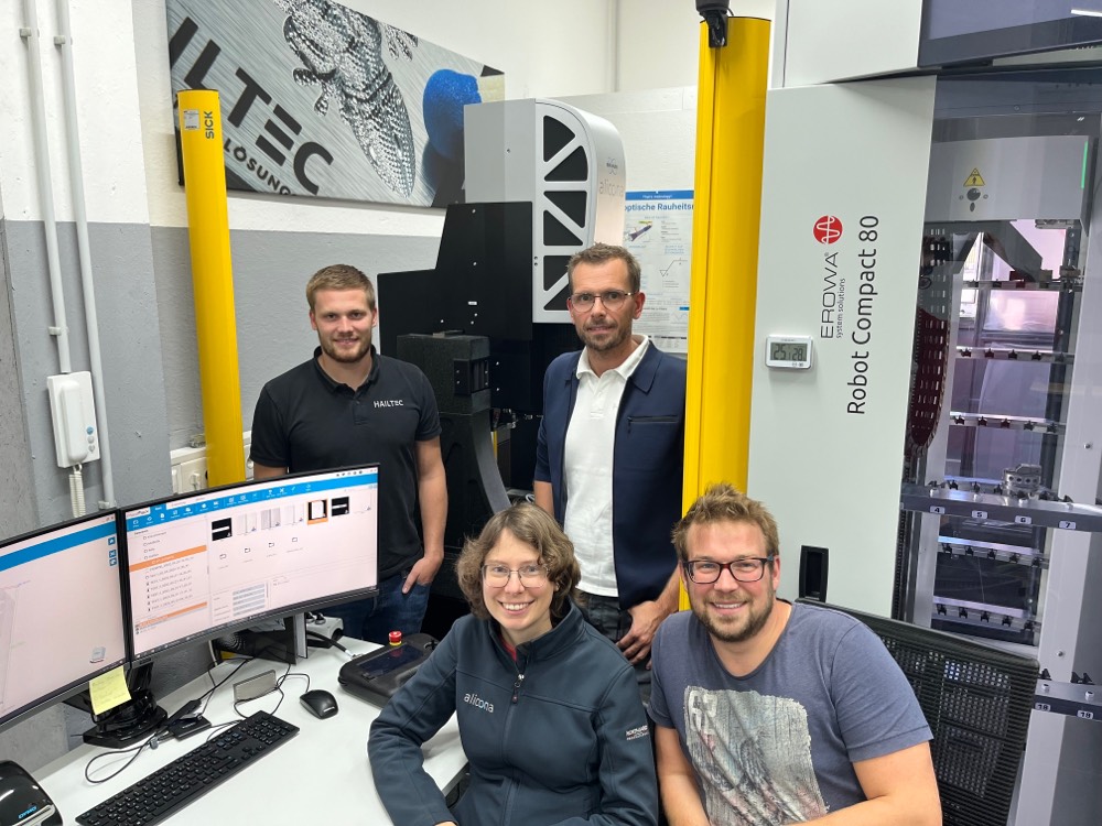Software Developer Anita Janisch and Project Manager Paul Rosenkranz successfully integrated our µCMM into a fully automated cell at Hailtec, German Supplier of high-precision metal products. 📷: Steffen Groß, Alexander Renz (back), Anita Janisch, Paul Rosenkranz (front).