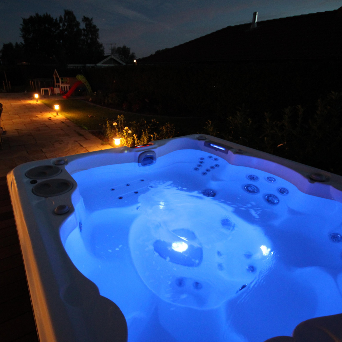 hydropoolstaffs's tweet photo. Even though the days are getting shorter, you can still relax and unwind after a long day in your hot tub or swim spa.

Download our brochure today to help you find your ideal hot tub ➡️ https://t.co/NqccMNSvef https://t.co/1FYbAsKH2j