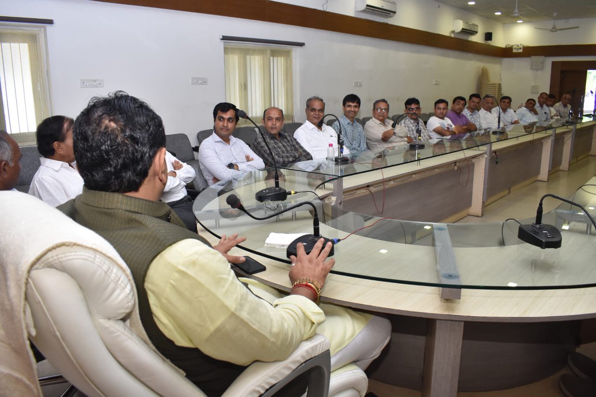 jitu_vaghani's tweet photo. આદરણીય વડાપ્રધાન શ્રી @narendramodiજીના ભાવનગર જિલ્લાના પ્રવાસ કાર્યક્રમ અંતર્ગત સર્કિટ હાઉસ ખાતે આયોજીત ડાયમંડ એસોસિયેશનના પ્રતિનિધિશ્રીઓની બેઠકમાં જરૂરી ચર્ચા-વિચારણા કરી, માર્ગદર્શન આપ્યું. https://t.co/gPGVUUaZUF