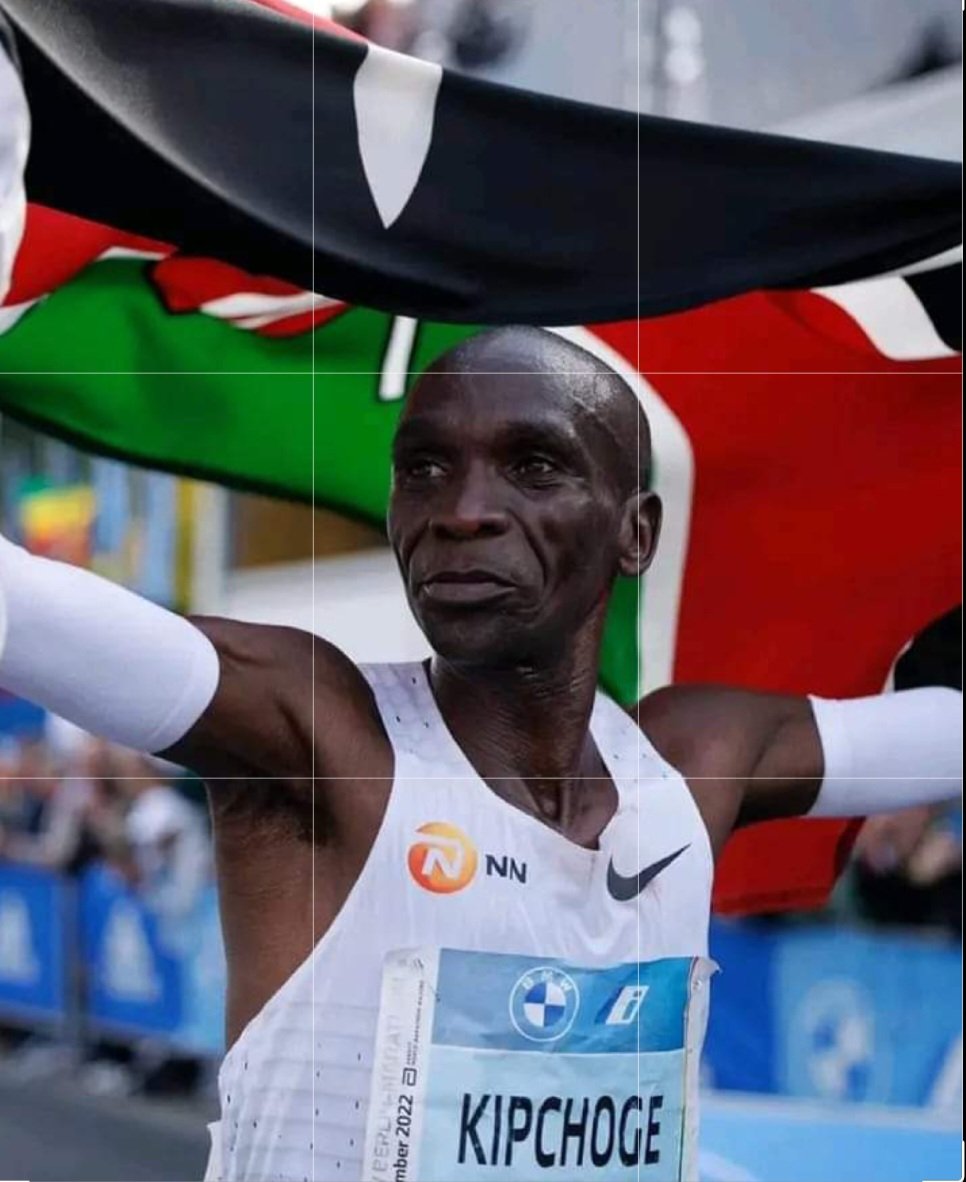 #mancrushmonday today we celebrate outr LEGEND. It’s a WORLD RECORD!!! 2:01:09 to lower his World Record by 30 seconds😱 The G.O.A.T Eliud Kipchoge has delivered once again! recapturing his Berlin Marathon title and a fourth to equal Haile Gebrselassie.👏🏿👏🏿👏🏿🇰🇪 #berlinmarathon
