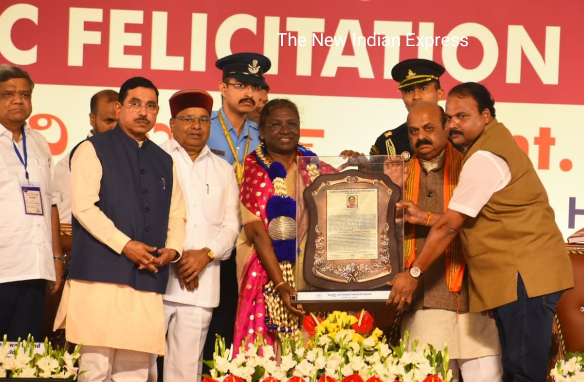 arunkbh's tweet photo. #PrezInHubballi
@rashtrapatibhvn #DroupadiMurmu receives Civic Honour by #Hbballi-#Dharwad Mayor @ireshanchatgeri. Governor Thawar Chand Gehlot, CM @BSBommai union minister @JoshiPralhad, former CM @JagadishShettar seen in pic by @HemanthTnie
@NewIndianXpress @XpressBengaluru https://t.co/2YMwX8RThP