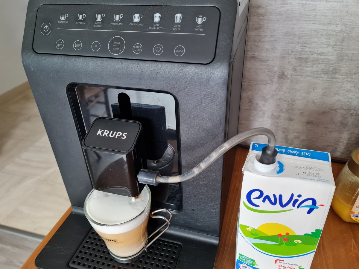Quel plaisir de déguster un Latte Macchiato réalisé avec la pompe de 15 bars de pressions et la buse à vapeur intégrée à #krupsevidenceecodesign #krupscafé #terresdecafé
Je participe au programme #ambassadeurs de #demooz et #krups, pour #trybeforeyoubuy <a href="/Demooz_Fr/">Demooz</a> <a href="/KrupsFrance/">Krups France</a>