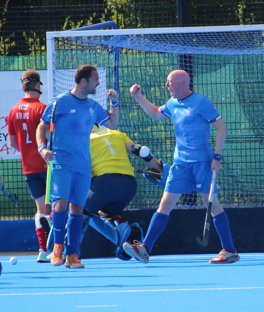 ScotlandMaster1's tweet photo. There was nothing between these two pics in this penultimate contest for the boys best celebrations @mwc2022Hockey Fittingly equal spoils go to the M40s & the M35s for these 2 excellent expressions of joy
#BoysCanCelebrate
#MastersHockey
#ItsNever2L8 https://t.co/jDm4Ic8pMd