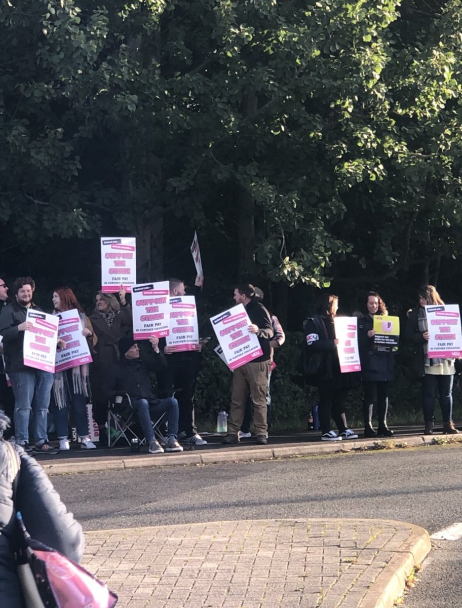 JohnWears's tweet photo. UCU - University and College Union members on the picket line this morning. #fairpay for FE staff https://t.co/FdQinFRzRC