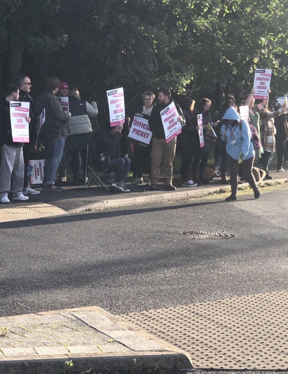 JohnWears's tweet photo. UCU - University and College Union members on the picket line this morning. #fairpay for FE staff https://t.co/FdQinFRzRC