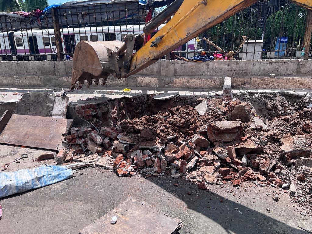 mybmcWardD's tweet photo. Some More visuals of joint action taken by @mybmcWardD at Maharshi Karve Road near Charni Road station (E)
#mybmcupdate #CleanMumbai 

@mybmc https://t.co/d5osou7ANa