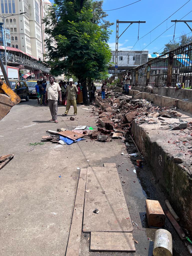 mybmcWardD's tweet photo. Some More visuals of joint action taken by @mybmcWardD at Maharshi Karve Road near Charni Road station (E)
#mybmcupdate #CleanMumbai 

@mybmc https://t.co/d5osou7ANa