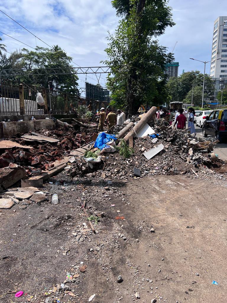 mybmcWardD's tweet photo. Some More visuals of joint action taken by @mybmcWardD at Maharshi Karve Road near Charni Road station (E)
#mybmcupdate #CleanMumbai 

@mybmc https://t.co/d5osou7ANa