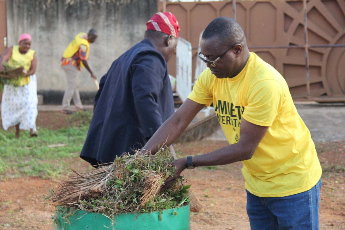 Ce week-end dans le Zou, nous avons nettoyé la mairie de Bohicon avec d’autres organisations de jeunes. 

Cette action initiée par notre entité locale de la ville, La Croix-Rouge et U-Report s’inscrit dans le cadre la célébration de la journée mondiale du nettoyage 2022.