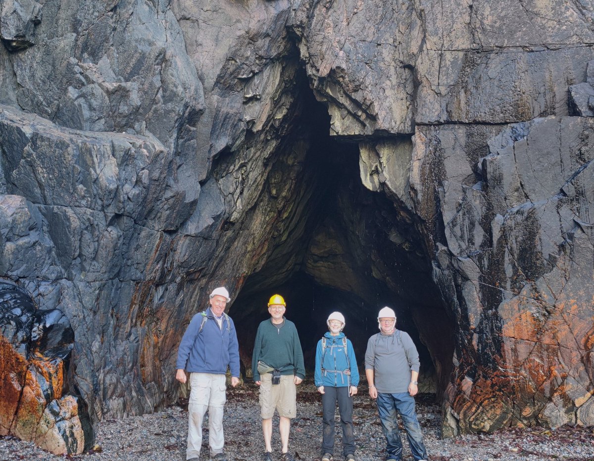 kangxie1023's tweet photo. We had a great field trip to Iona cave and collected some precious samples.Thanks for your help,Martin,Kenny,@clayseous @FaithfullJohn,Cath,and geology dog Spud. I enjoy these days with you.Glad to meet you @geologymull . https://t.co/ueYXlQczfh