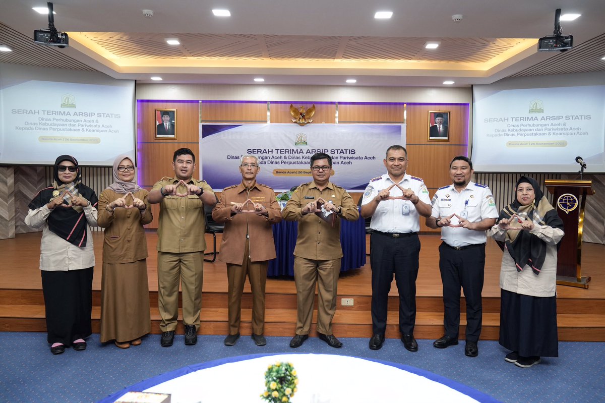 dishub_aceh's tweet photo. Kegiatan ini juga dihadiri oleh Kepala Disbudpar Aceh, Sekretaris Dinas Perhubungan Aceh, Sekretaris Disbudpar Aceh, Sekretaris DPKA, beserta seluruh penjabat fungsional arsiparis di lingkungan Pemerintah Aceh.
#DishubAceh 
#ArsipStatis https://t.co/lb3xAuxv0z