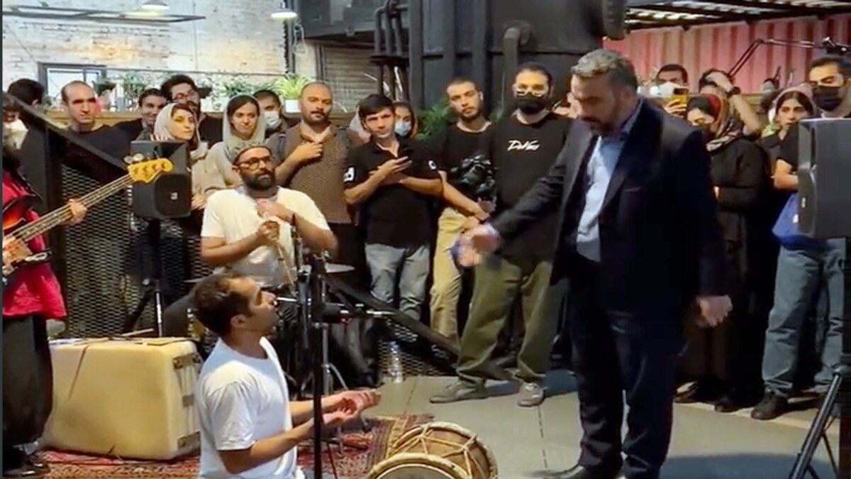 album_podcast's tweet photo. برای این دستهای خالی، برای این چشمهای متعجب، برای این دل شکسته، برای هنری که خفه شده و همه هنرمندایی که محدود شدن. 
#مهسا_امینی
#OpIran #MahsaAmini https://t.co/th1zeuqxUu