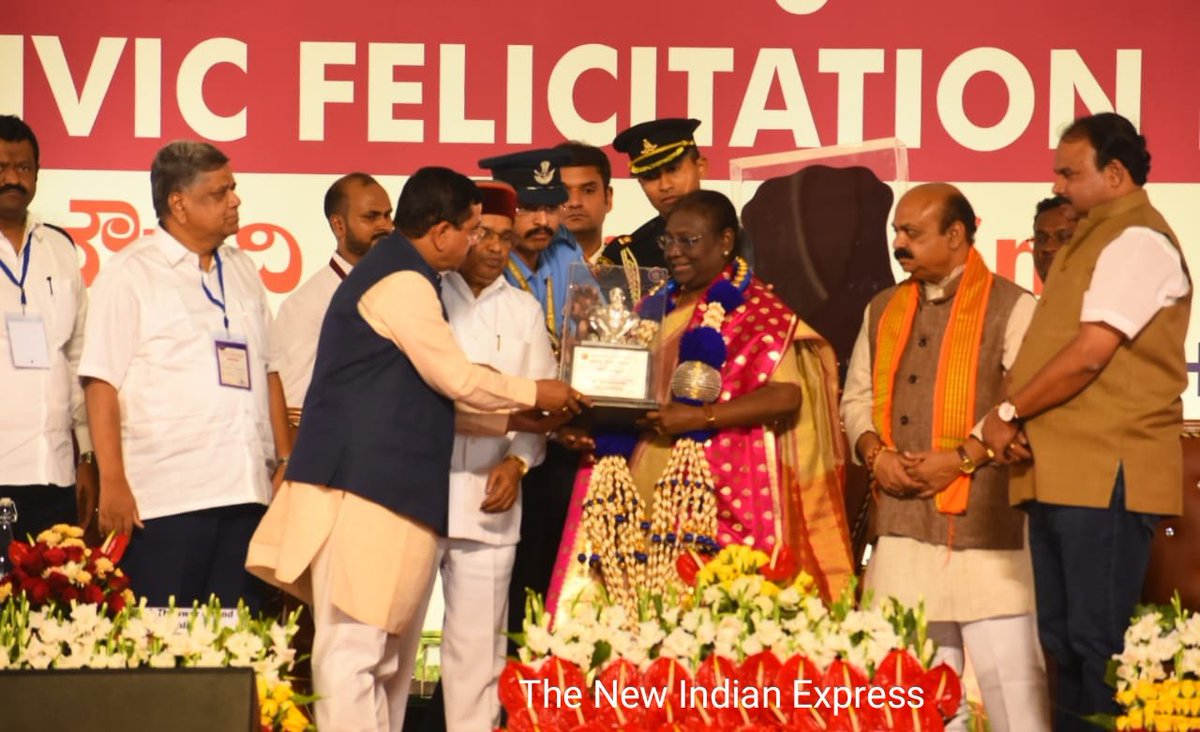 arunkbh's tweet photo. #PrezInHubballi
Union minister @JoshiPralhad presents Siddharoodha Swamiji silver idol to @rashtrapatibhvn #DroupadiMurmu. Governor Thawar Chand Gehlot, CM @BSBommai union minister @JoshiPralhad, former CM @JagadishShettar seen in pic
@NewIndianXpress @XpressBengaluru https://t.co/wYl0eJuKK0