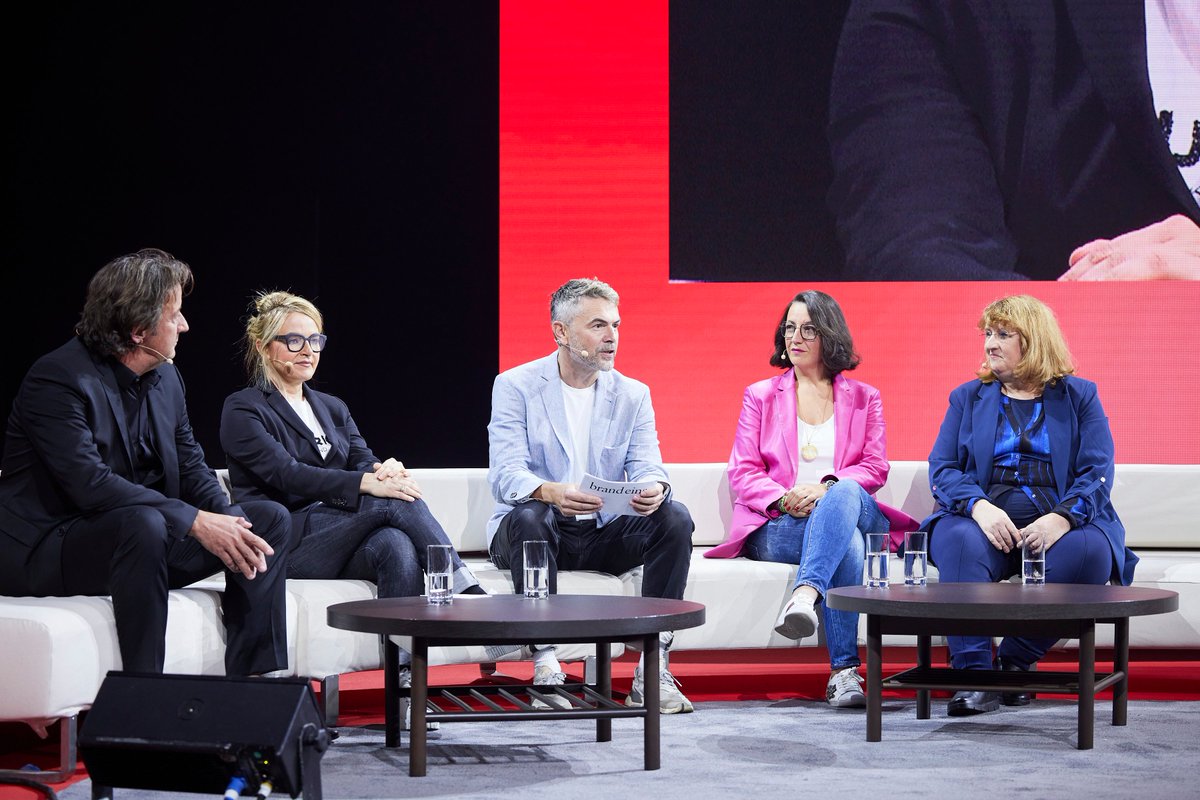 AnneKoark's tweet image. 𝐂𝐨𝐮𝐫𝐚𝐠𝐞 𝐚𝐧𝐝 𝐂𝐫𝐞𝐚𝐭𝐢𝐯𝐢𝐭𝐲 𝐢𝐧 𝐃𝐞𝐩𝐫𝐞𝐬𝐬𝐢𝐧𝐠 𝐓𝐢𝐦𝐞𝐬 with @brandeins at @dmexco So what happens when an #artist, a publisher, a #CEO, a failure expert (ME) and a #creativity advocate all meet up on one stage
#dmexco22 It was magic. #brandeins #marketing