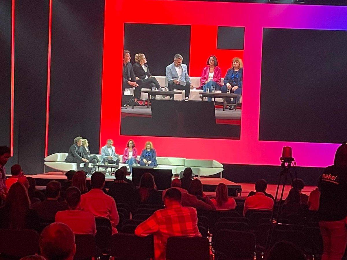 AnneKoark's tweet image. 𝐂𝐨𝐮𝐫𝐚𝐠𝐞 𝐚𝐧𝐝 𝐂𝐫𝐞𝐚𝐭𝐢𝐯𝐢𝐭𝐲 𝐢𝐧 𝐃𝐞𝐩𝐫𝐞𝐬𝐬𝐢𝐧𝐠 𝐓𝐢𝐦𝐞𝐬 with @brandeins at @dmexco So what happens when an #artist, a publisher, a #CEO, a failure expert (ME) and a #creativity advocate all meet up on one stage
#dmexco22 It was magic. #brandeins #marketing