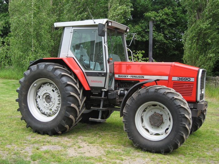 CheffinsMachine's tweet photo. Coming thick and fast! Over 160 vintage and classic tractors now entered into our Vintage Sale on 21st and 22nd October.  We've also got over 1,800 lots of classic motorcycles, vehicles, implements, spares and petroliana.  Check out the early preview - https://t.co/a9j1JaYa22 https://t.co/Sh6DB3RJgI