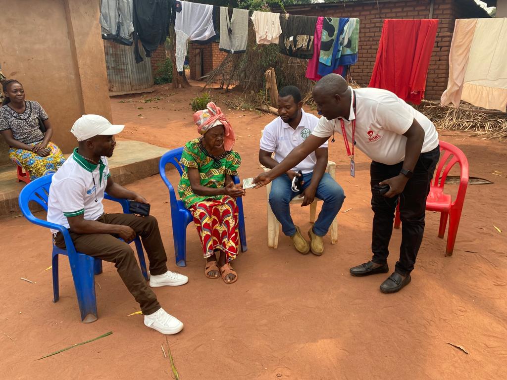 ADRA_DRC's tweet photo. #Kasai: 2500 ménages de l'AS de KAMAKO bénéficient de Cash Transfert grâce au Fonds Humanitaire @UNOCHA_DRC  via @ADRA_DRC  https://t.co/JtT9qdmBId https://t.co/K59QKAqf5k