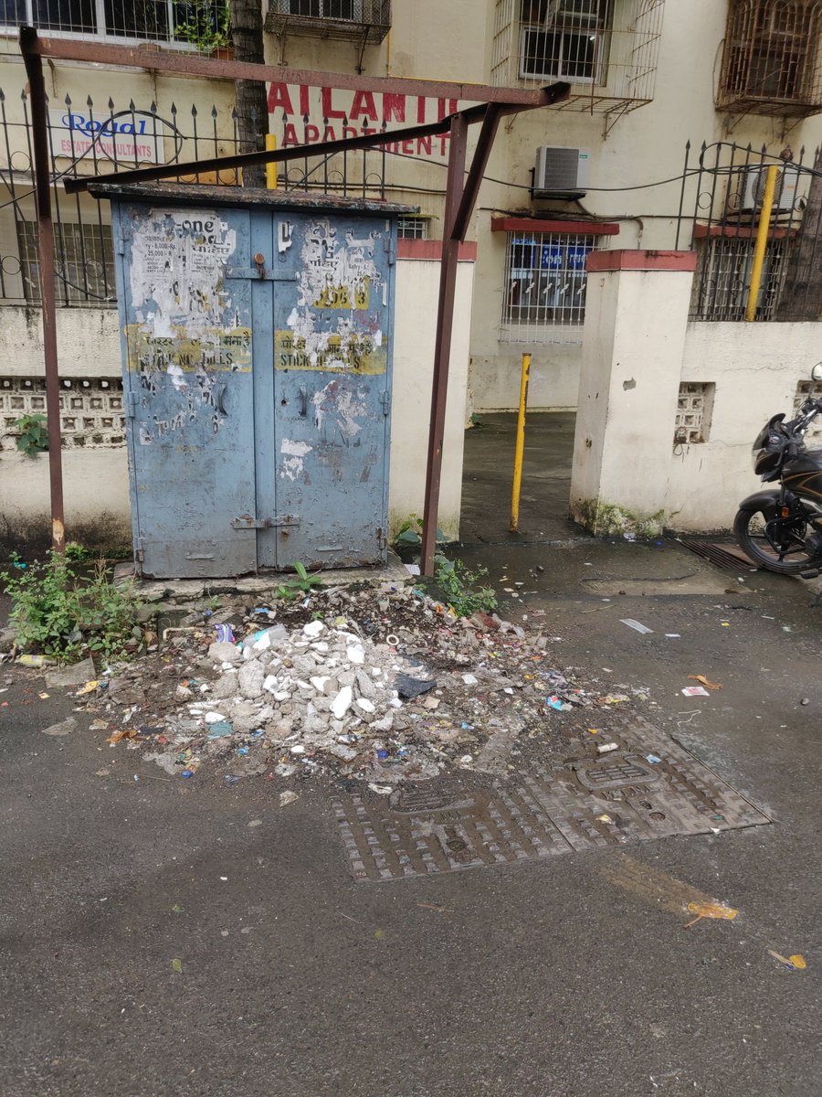 spydruler's tweet photo. @mybmcwardKW @mybmc @AndheriLOCA multiple weeks and this patch of garbage not cleared. 1st cross lane, Lokhandwala Complex, Andheri West. Why is there no clean up being done? When can we expect results? https://t.co/oZkRA58Ewj