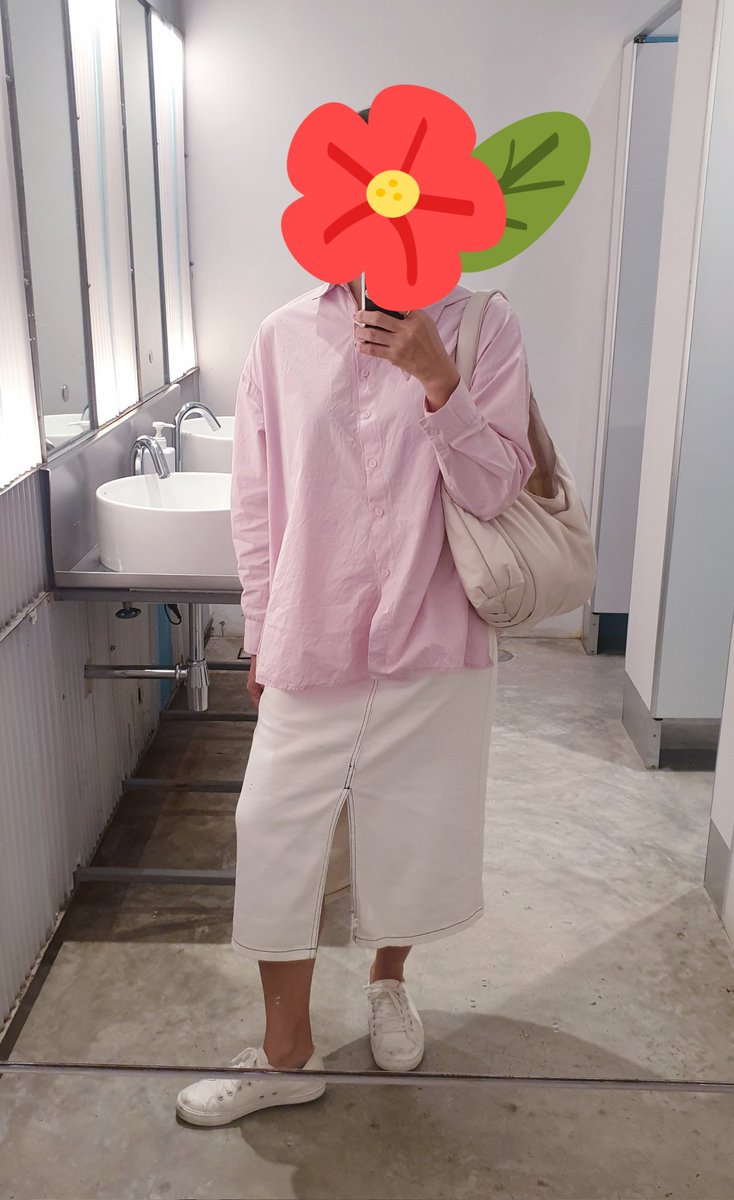 CshareYshare's tweet photo. ใส่สบายและน่ารักมาก กระโปรงสี่ส่วนผ่าหน้า สาวไซส์ L อย่างเราก็ใส่ได้ ผ้ายีนส์ผสมมีความยืดหยุ่น ไม่บางเกินและไม่หนาจนร้อน เดินคล่องตัว มีหลายสีและหลายแบบทั้งผ่าหน้า ผ่าข้าง ผ่าหลัง ชอบมากจะสอยแบบผ่าข้างเพิ่มอีกตัว ราคาก็น่ารัก 450฿ พิกัดนี่จ้า https://t.co/IuBFgkia19 https://t.co/choQTLBSTA