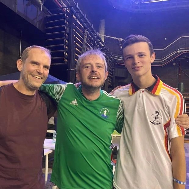 Sg94H's tweet photo. Die Subbuteo-WM in Rom – Schweiß, Hingabe, „Bloody Noses“
Unser SG' 94-Spieler Simon Stewart nahm trotz seiner kürzlichen Covid-Erkrankung im Team- und Einzelwettbewerb teil.
Mit Gehstock führte er Nordirland gegen die starken Teams aus Belgien, Australien und England an. https://t.co/gGGUKjDS9k