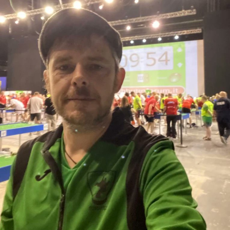 Sg94H's tweet photo. Die Subbuteo-WM in Rom – Schweiß, Hingabe, „Bloody Noses“
Unser SG' 94-Spieler Simon Stewart nahm trotz seiner kürzlichen Covid-Erkrankung im Team- und Einzelwettbewerb teil.
Mit Gehstock führte er Nordirland gegen die starken Teams aus Belgien, Australien und England an. https://t.co/gGGUKjDS9k