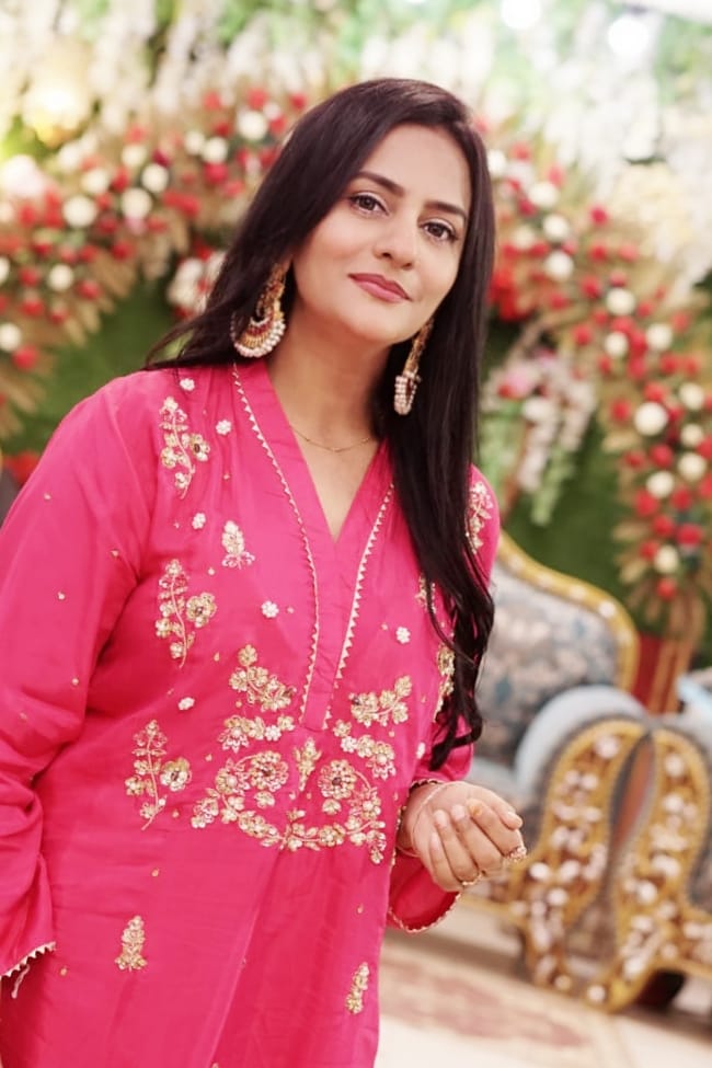MediaSpringPk's tweet photo. Pretty In Pink! @uffairaas https://t.co/scH9u36aZu